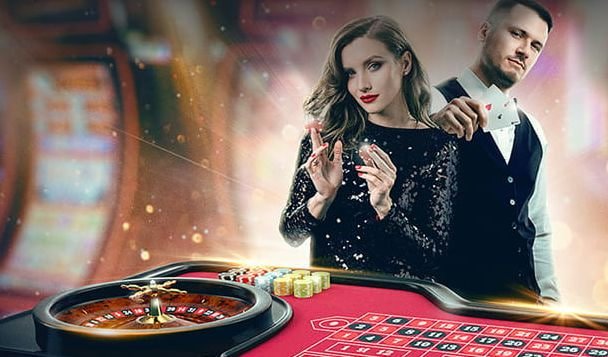 Người dùng theo dõi kèo bóng đá và đặt cược trực tuyến trên momo88
